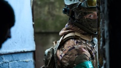 ukrainischer Soldat verschanzt sich in  Unterstand in  Bachmut.