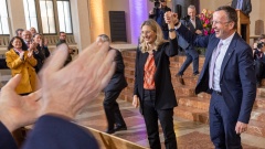 Die Landshuter Dekanin Nina Lubomierski und der Muenchner Regionalbischof Christian Kopp bei der bayerischen Bischofswahl