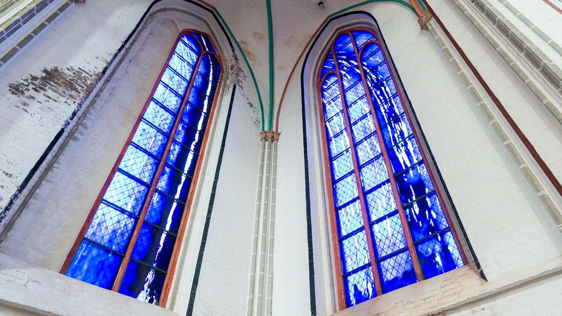 Die zwei neuen dunkelblauen Kirchenfenster im nördlichen Querhaus des Schweriner Doms, gestaltet von Günther Uecker