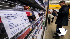 Hinweisschild auf leeren Supermarktregalen in Russland