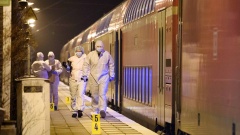 Nach dem Messerangriff in einem Zug in Brokstedt sichert die Polizei am 25. Januar Spuren. 