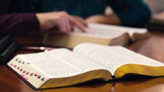 Studenten lernen mit Bibel