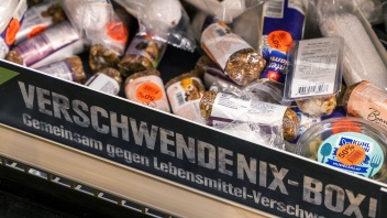 Eine "Verschwendenix - Box" mit abgelaufenen Lebensmitteln in einem Supermarkt in Georgsmarienhuette-Oesede