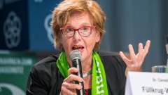 Cornelia Füllkrug-Weitzel spricht in ein Mikrofon 