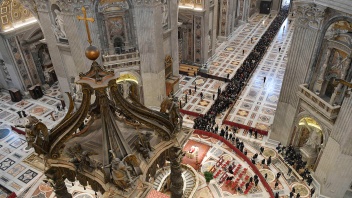 Aufgebahrter Leichnam vom emeritierten Papst Benedikt XVI. im Petersdom