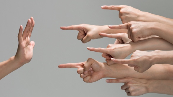 Viele Finger zeigen auf eine Hand