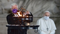 Papst Franziskus und Heinrich Bedford-Strohm beim entzünden von Kerzen.