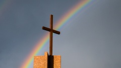 Regenbogen über einem Kirchturm