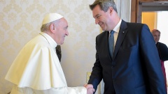 Papst Franziskus begrüßt Markus Söder (CSU), Ministerpräsident von Bayern im Vatikan.