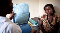 Lule William (27, re.), HIV-positiv und schwanger, läst sich in der Gesundheitsstation Naguru in der ugandischen Hauptstadt Kampala beraten wie sie eine Übertragung des Virus auf das Kind verhindern kann.